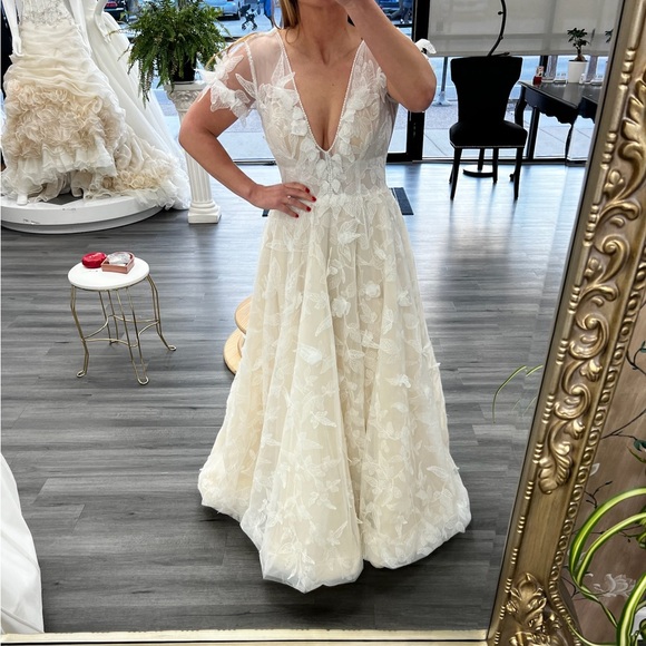 Pallas Couture Emilie Wedding Dress - Picture 2 of 16